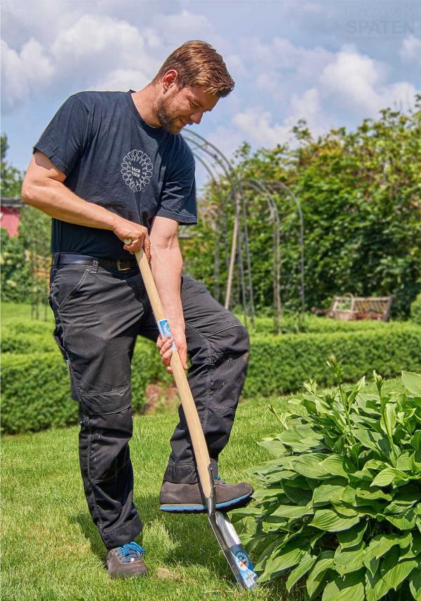 Baack Spaten im Garten Einsatz eines geschmiedeten Baack Spatens im Garten.