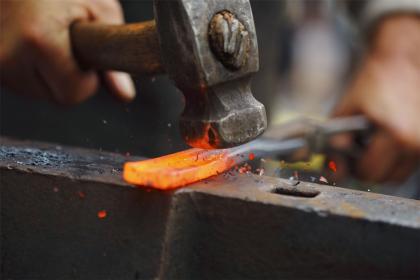 Hammerschlag auf glühenden Stahl Baack Spaten Schmiede hochwertig nachhaltig made in Germany Tradition
