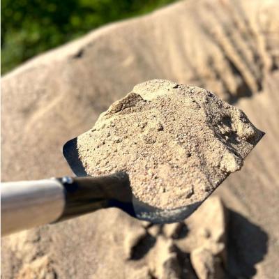 Holsteiner Sandschaufel Größe 0 - Die schwarze Sandschaufel aus der Schmiede Baack, schaufelt Kies auf dem Schaufelblatt