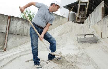 Holsteiner Sandschaufel von der Schmiede Baack im Einsatz beim Kies schaufeln