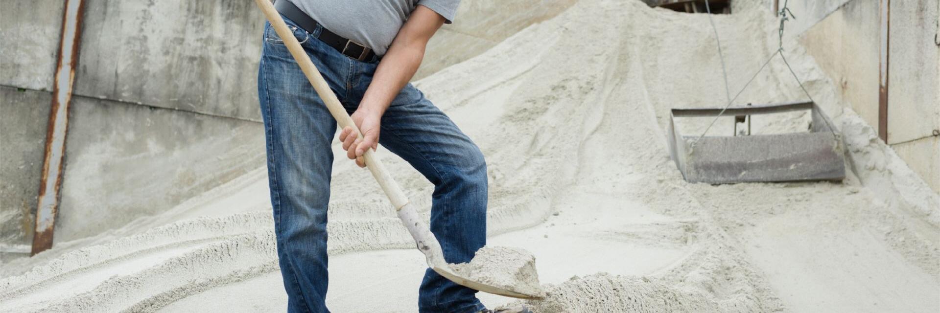 Holsteiner Sandschaufel von der Schmiede Baack im Einsatz beim Kies schaufeln