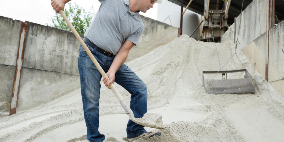 Holsteiner Sandschaufel von der Schmiede Baack im Einsatz beim Kies schaufeln