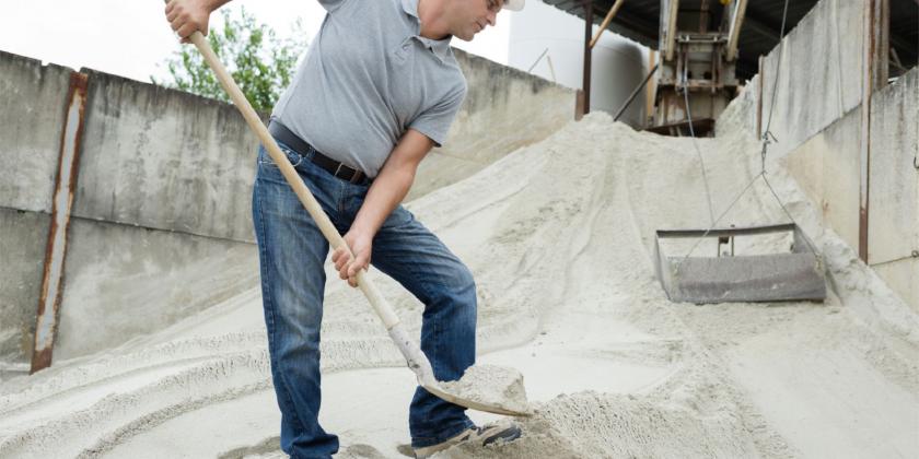 Holsteiner Sandschaufel von der Schmiede Baack im Einsatz beim Kies schaufeln
